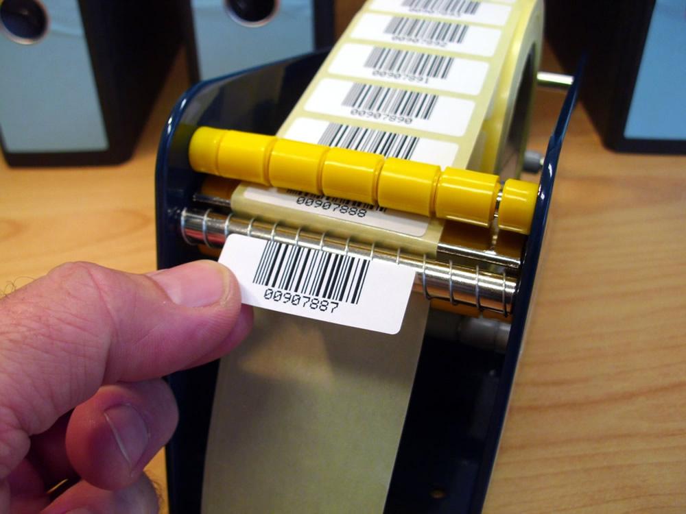 Ein Etikettenspender aus Metall zur schnellen Handhabung von Etikettenrollen