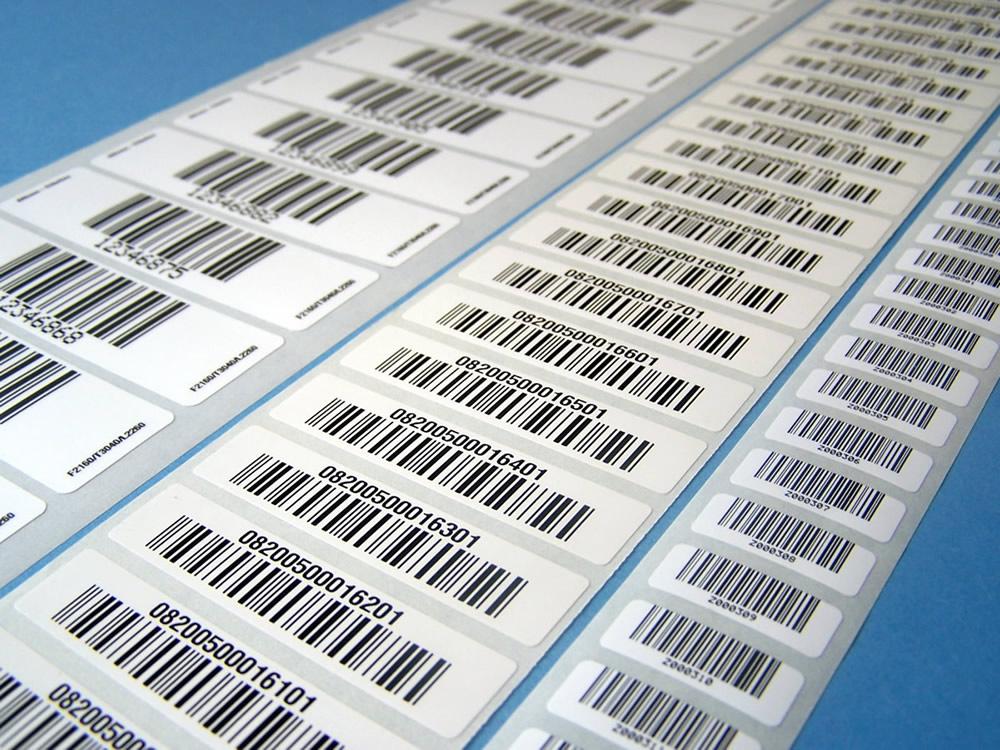 Ein Inventaretikett mit Barcode und Nummerierung