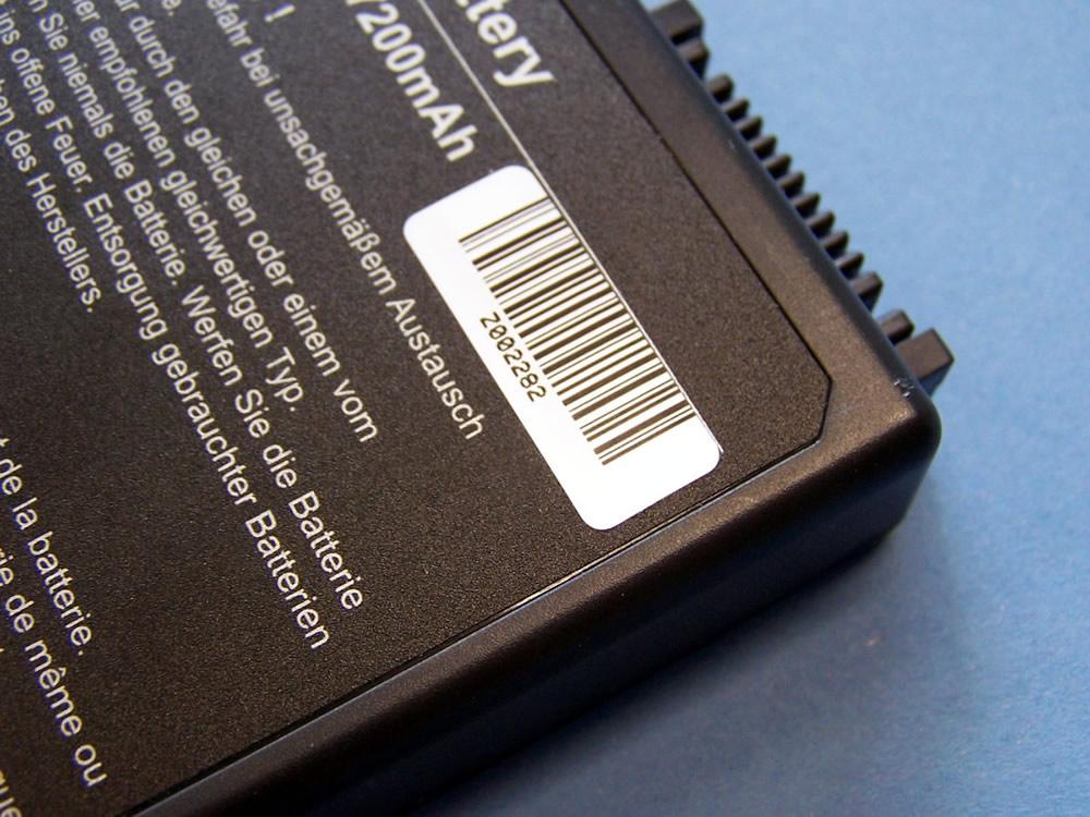Ein Barcodeschild zur Inventarverwaltung auf einer Batterie