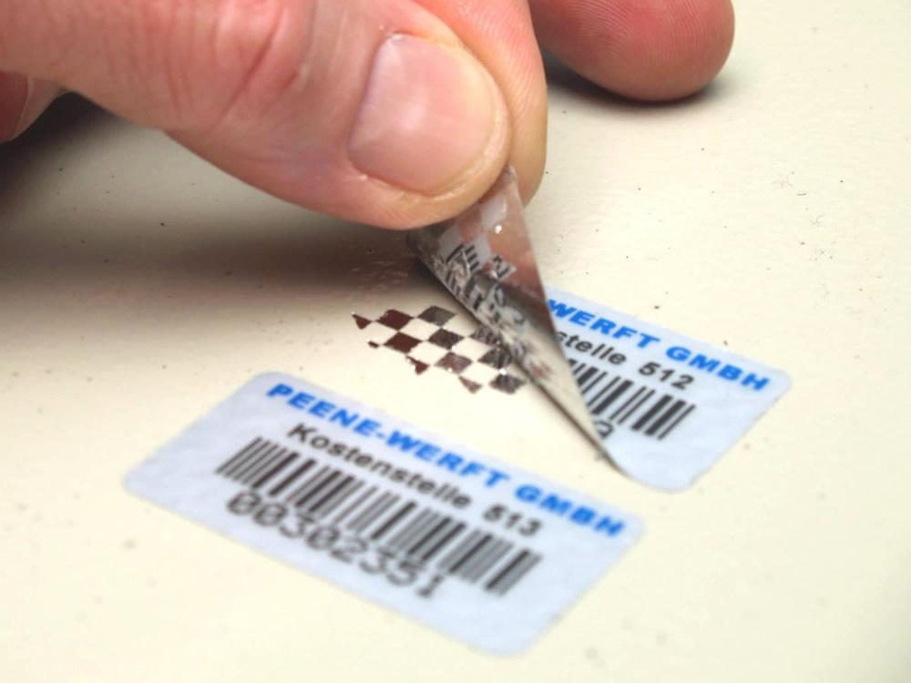 Ein Barcodeschild, das beim Ablösen ein Schachbrettmuster hinterlässt