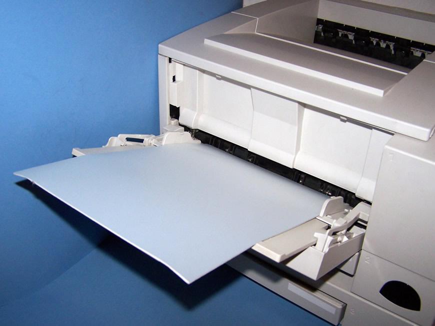 Bedruckbare Blankobögen in einem Drucker