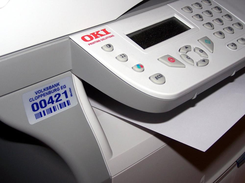 Ein Drucker versehen mit einem Inventaraufkleber mit Nummerierung