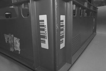 Ein Transportbehälter aus Kunststoff mit Inventar Barcode Etiketten